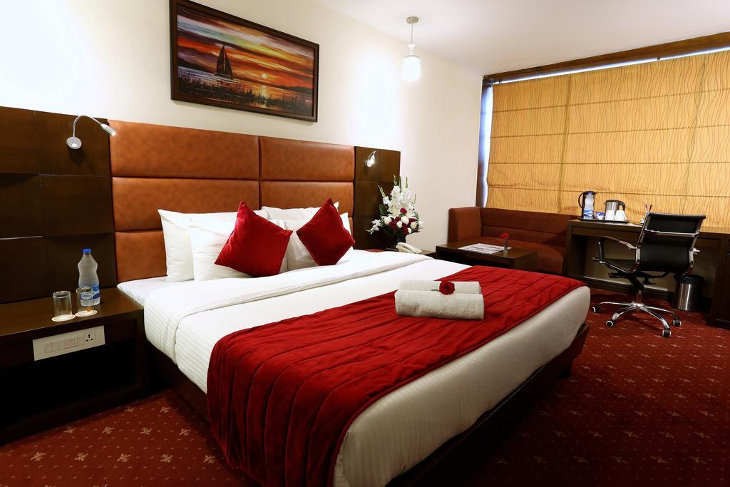 Sunbeam Premium Hotel Zirakpur Room photo
