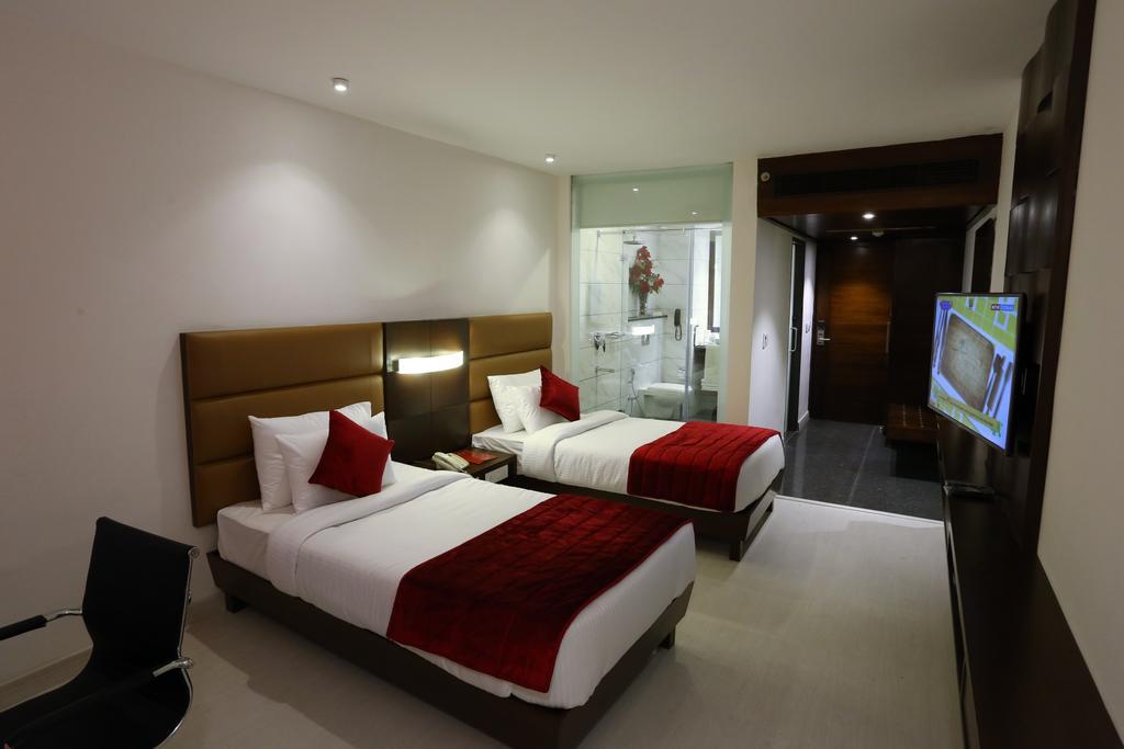 Sunbeam Premium Hotel Zirakpur Room photo